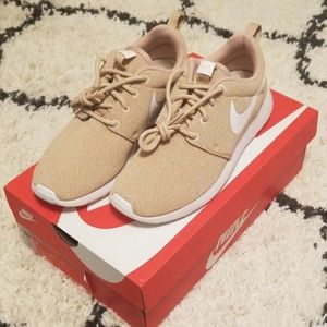 NIKE | womens roshe one size 7
